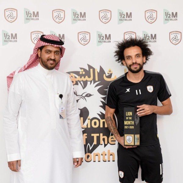 من تسلم الجائزة