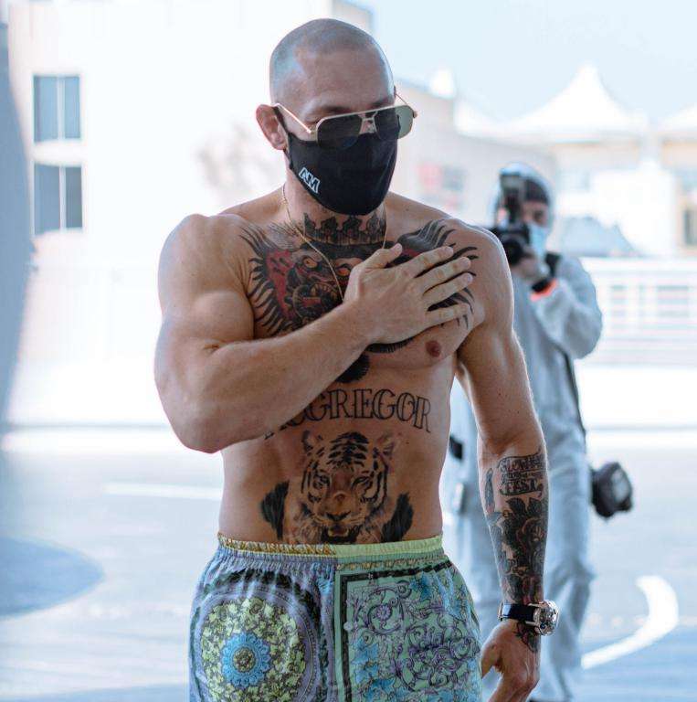 كونور ماكجريجور عند وصوله الى جزيرة النزال في أبوظبي