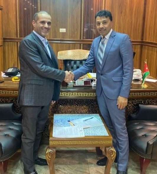 جمال محمود مع النادر بعد التوقيع