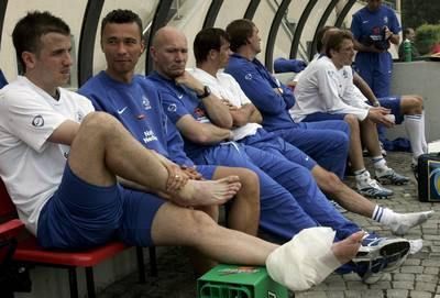 فان دير فارت يضمد رجله اثناء التدريبات - 22 مايو 2006 (epa)