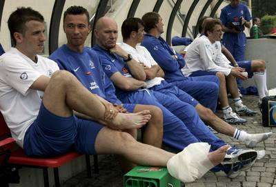 فان دير فارت يضمد رجله اثناء التدريبات - 22 مايو 2006 (epa)