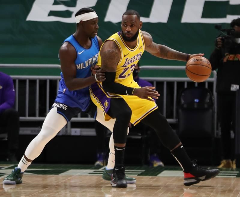 2021-01-22t023448z_1788981731_mt1usatoday15466151_rtrmadp_3_nba-los-angeles-lakers-at-milwaukee-bucks_reuters