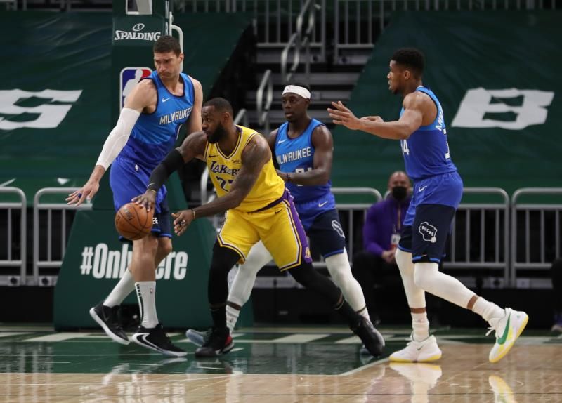 2021-01-22t023436z_2008226494_mt1usatoday15466142_rtrmadp_3_nba-los-angeles-lakers-at-milwaukee-bucks_reuters