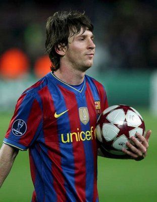 ميسي يحتفظ بالكرة التي سجل بها الأربعة أهداف ضد الآرسنال