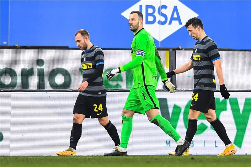  كريستيان إريكسن (في الأمام)