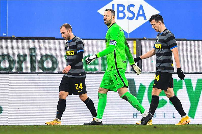 كريستيان إريكسن (في الأمام)