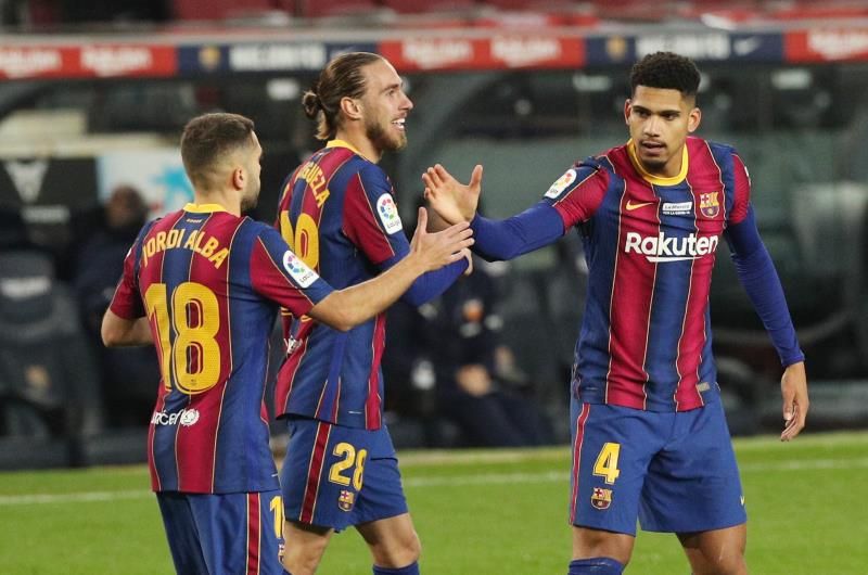أراوخو مع لاعبي برشلونة