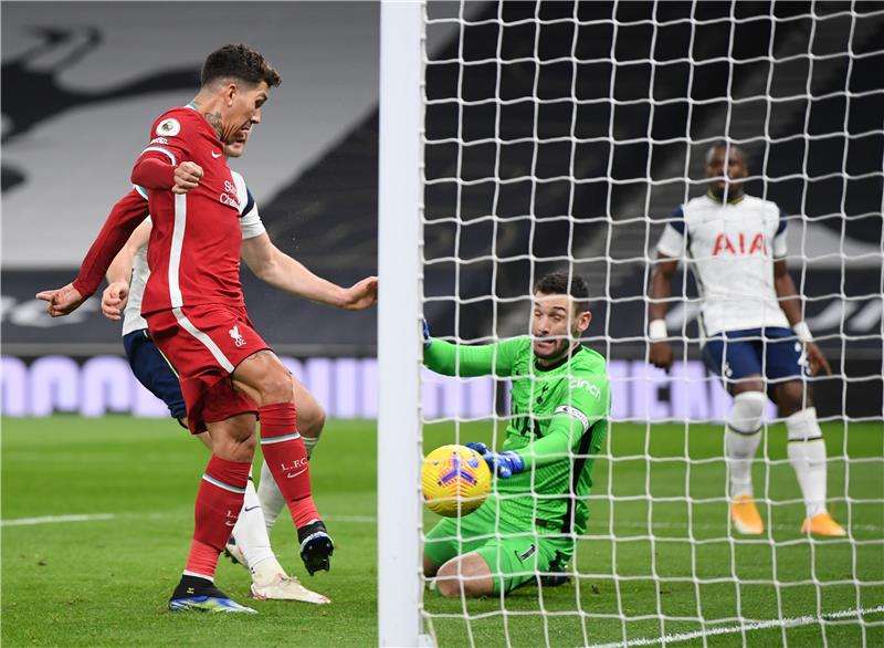 فيرمينو يسجل الهدف