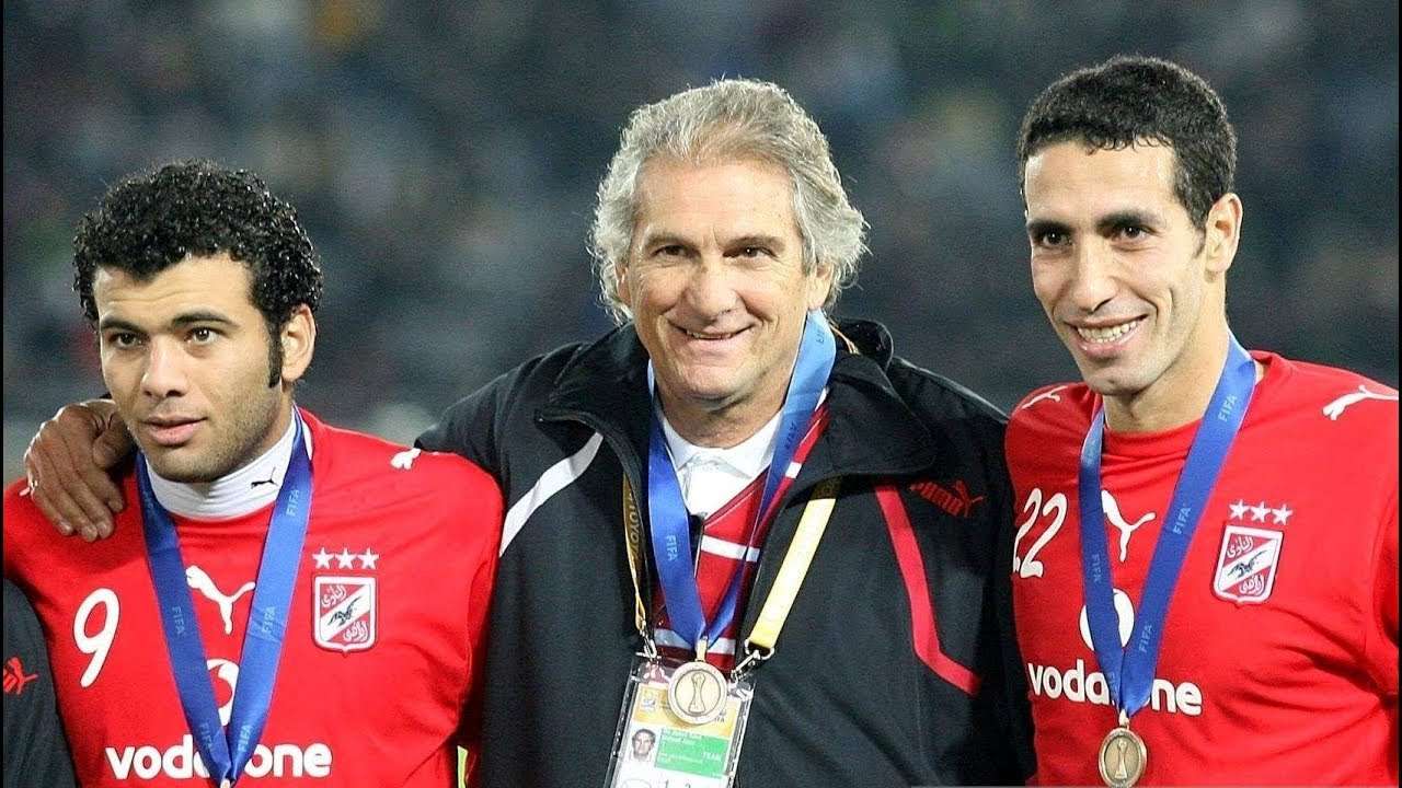 أبو تريكة مع عماد متعب والمدرب البرتغالي مانويل جوزيه