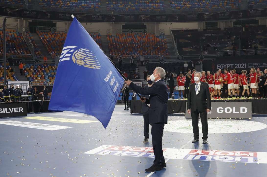 حسن مصطفى أثناء مراسم التتويج