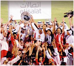 لاعبوا الاهلي يحملون درع الدوري الاماراتي 