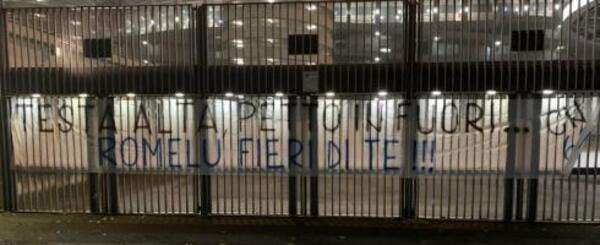 لافتة الجماهير