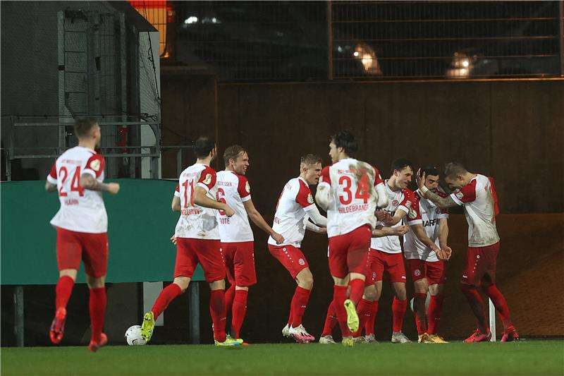 فرحة لاعبي روت فايس إيسن