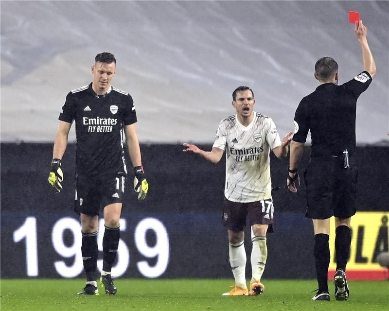 لينو يحصل على البطاقة الحمراء