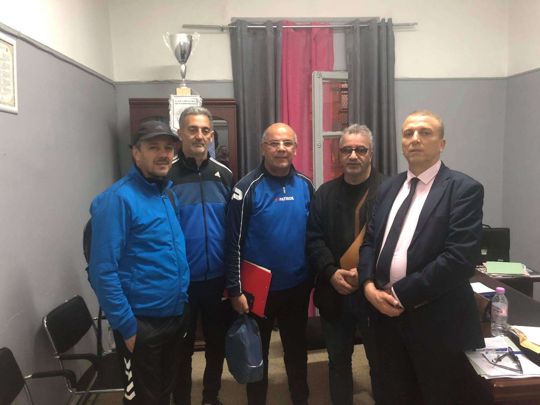 بعد توقيع العقود